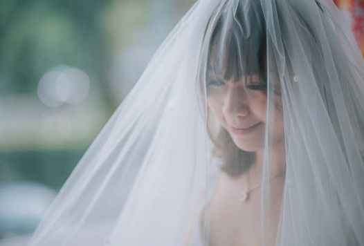 blushing-bride-clipping-amazon