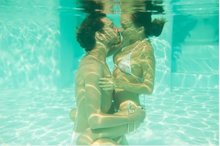 underwater-couple-photography-clipping-amazon