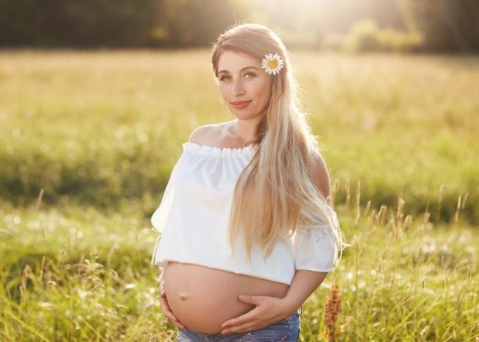 Clipping-Amazon-Maternity-Photoshoot-Poses-In-Field