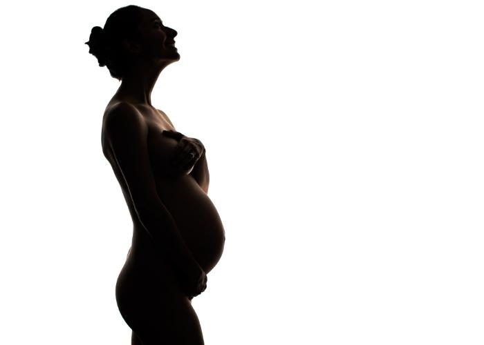 Clipping-Amazon-Maternity-Photoshoot-Poses-Silhouette-Shot