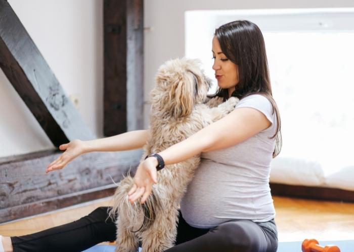 Clipping-Amazon-Maternity-Photoshoot-Poses-With-Pets