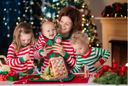 christmas-indoor-family-photoshoot-clipping-amazon