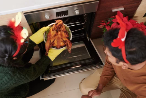 couple-baking-turkey-clipping-amazon