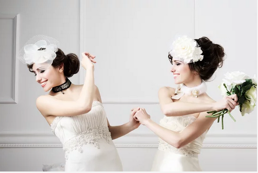 twin-brides-clipping-amazon